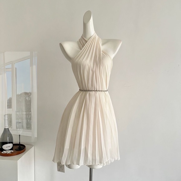 Dresses & Skirts - Chic White Pleated Halter Dress